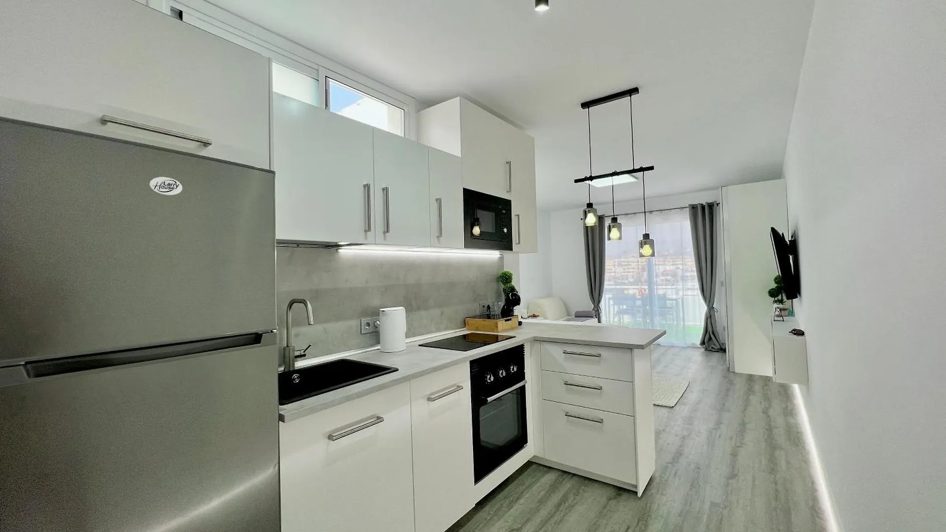 Romantic Ocean View Apartment In Island Village 아데제